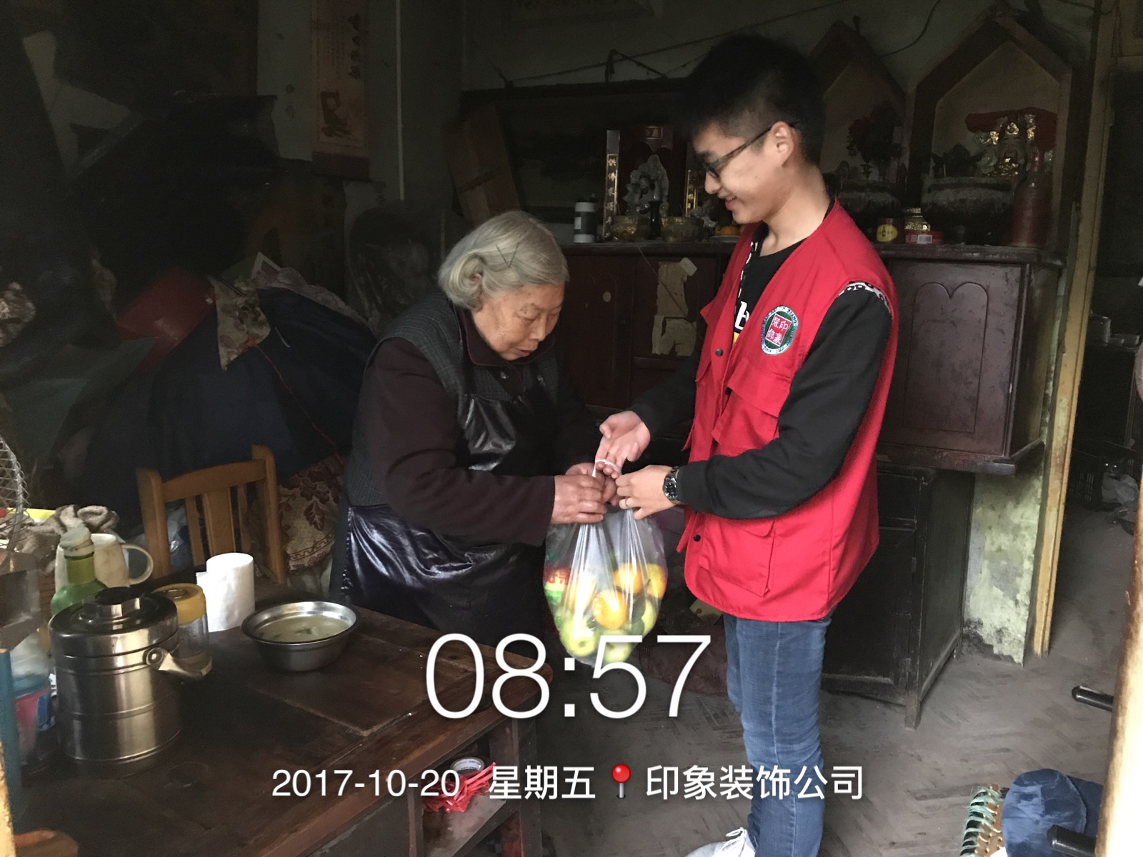 凉凉秋意中，印象团队的义工带上温暖来了